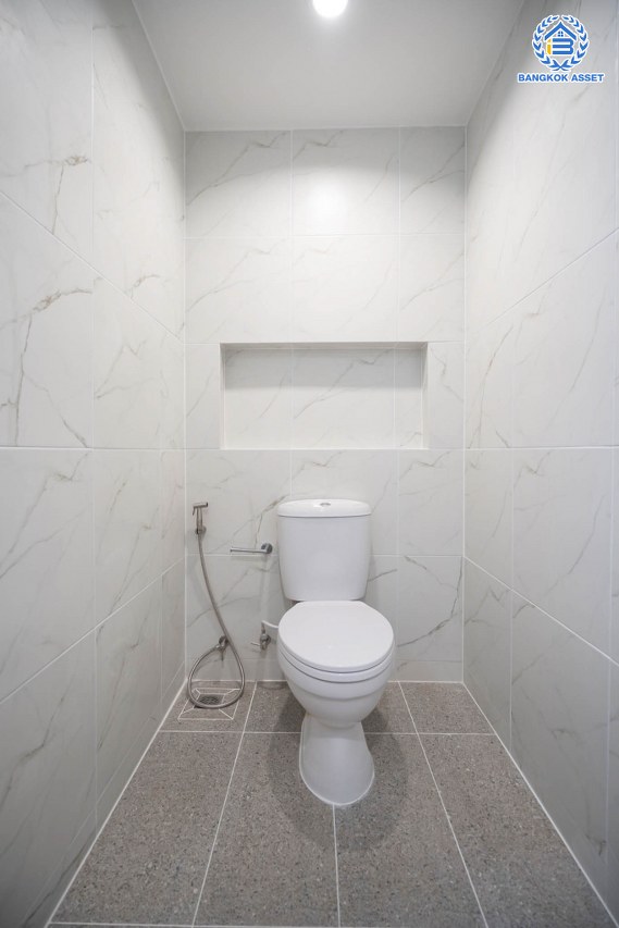 บ้านมือสองตกแต่งใหม่ โครงการ ดีซิโอ้ อรดา ราชพฤกษ์ หลังมุม เนื้อที่ 50.6 ตร.ว. ตอบโจทย์ทุกการอยู่อาศัย ฟังก์ชัน 3 ห้องนอน 3 ห้องน้ำ 2 ที่จอดรถ บรรยากาศเงียบสงบ บนทำเลเดินทางสะดวก เชื่อมต่อหลายเส้นทาง ใกล้รถไฟฟ้าสายสีม่วง "สถานีบางรักใหญ่"